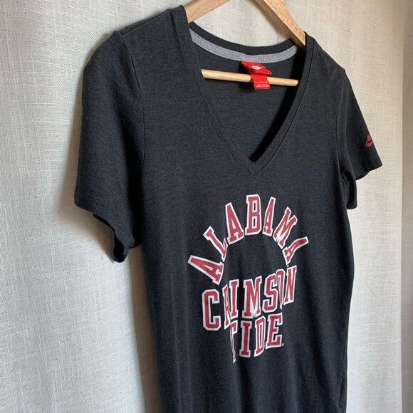 Nike Alabama Crimson Tide Women’s Lg V-Neck T-Shirt Gray with Red Logo - Picture 3 of 13